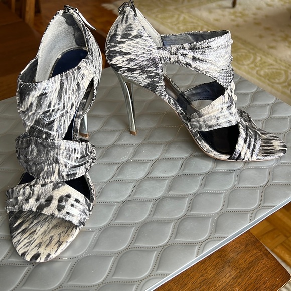 💕Guess Grey/Wht Faux Snakeskin Embossed Metallic Heels 7.5 EUC💕 - Picture 1 of 10
